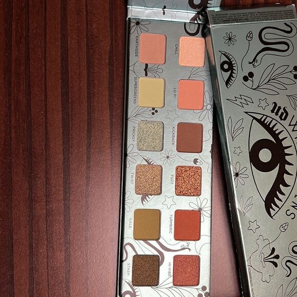 Urban Decay Wild Greens eyeshadow palette - Picture 3 of 4